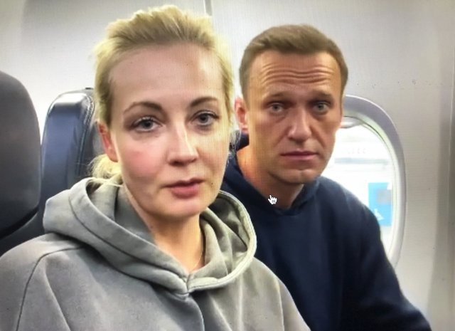 나발니(오른쪽)와 그의 아내 율리야가 17일(현지시간) 독일 베를린 브란덴부르크 공항에서 러시아 모스크바 행 항공기에서 찍은 셀카  2021.01.18. AP 뉴시스