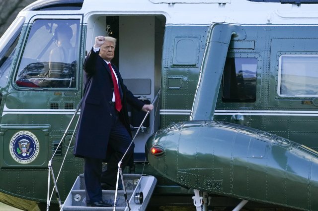 도널드 트럼프 전 대통령이 20 일 백악관에서 대통령 전용 헬기 마린 원에 탑승하고 있다. AP 뉴시스