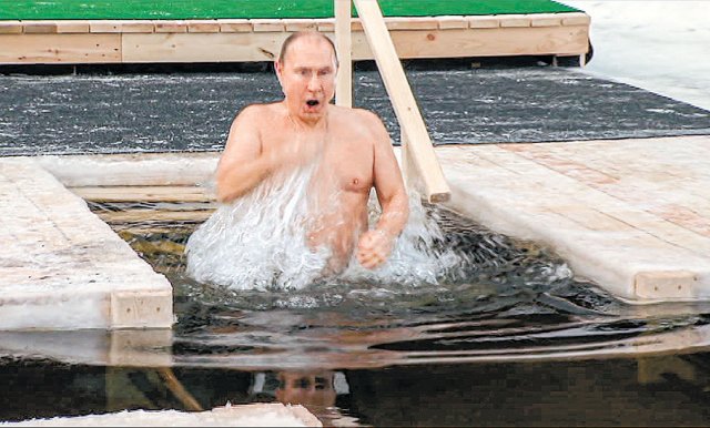 크렘린궁이 공개한 비디오의 화면 캡처. 70 노인 푸틴이 성호를 긋고있다. 2021.1.19 Kremlin TV Pool via AP