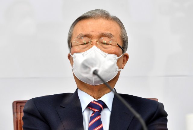 김종인 국민의힘 비상대책위원장이 21일 오전 서울 여의도 국회에서 열린 비상대책위원회의에서 눈을 감고 생각에 잠겨 있다. 뉴스1