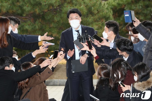 국회 법제사법위원회 장제원 국민의힘 의원이 9일 오후 서울 서초구 대검찰청에서 열린 대검찰청과 법무부의 특수활동비 집행 내역 현장 검증에 참석하고 있다. 2020.11.9/뉴스1 © News1 국회사진취재단