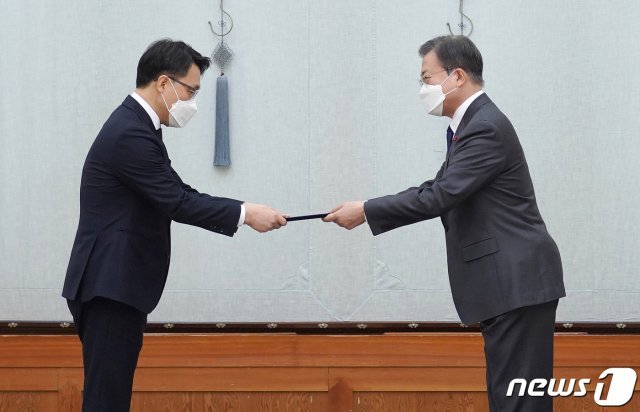 문재인 대통령이 21일 오전 청와대에서 김진욱 초대 고위공직자범죄수사처장에게 임명장을 수여하고 있다.