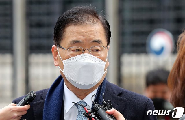 정의용 외교부 장관 후보자가 21일 서울 종로구의 한 빌딩에 마련된 사무실로 출근하며 취재진의 질문에 답하고 있다. 2021.1.21/뉴스1 © News1