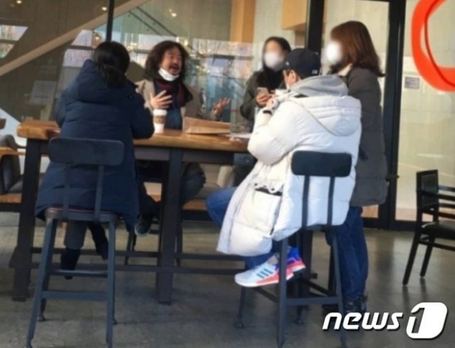 방송인 김어준씨가 상암동의 한 커피전문점에서 모임을 갖고 있는 모습. (온라인커뮤니티제공)© 뉴스1