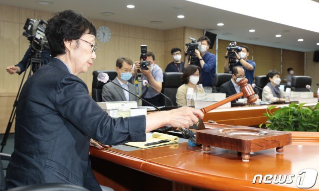 30일 오전 서울 중구 국가인권위원회 전원위원회실에서 열린 제26차 상임위원회에서 최영애 인권위원장이 의사봉을 두드리고 있다. 2020.7.30/뉴스1 © News1