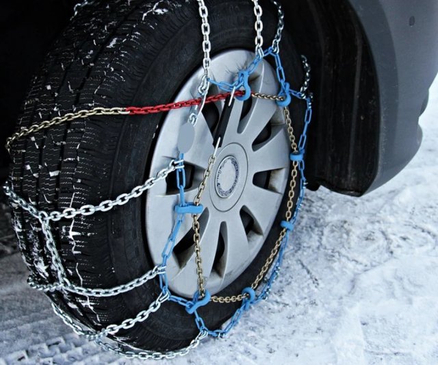 겨울철 폭설이 내리면 자동차 타이어체인 장착은 필수다. 과학기술을 활용해 도로 결빙과 블랙아이스로 인한 사고를 예방할 수 있는 연구가 이뤄지고 있다. 픽사베이