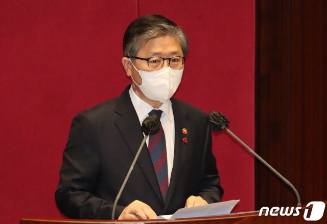 변창흠 국토교통부 장관이 8일 서울 여의도 국회에서 열린 본회의에서 신임장관 인사를 하고 있다. 2021.1.8 © News1