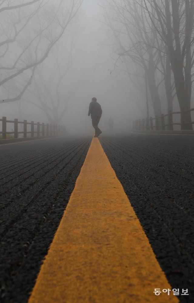수도권 등에 200ｍ 너머를 보기 어려운 수준의 짙은 안개가 낀 가운데 22일 시민들이 서울 남산길을 산책하고 있다. 홍진환 기자 jean@donga.com