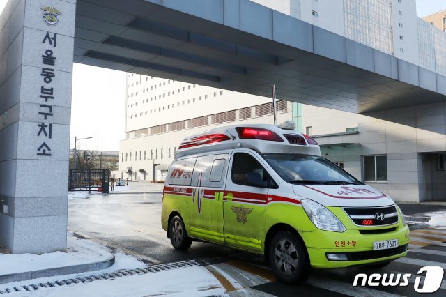 18일 오후 서울 송파구 동부구치소에서 구급차가 출발하고 있다. 2021.1.18/뉴스1 © News1