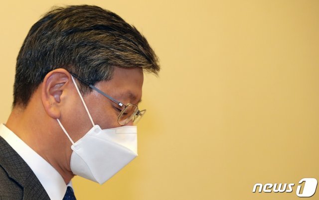 이용구 법무부 차관이 21일 오전 서울 종로구 정부서울청사에서 열린 차관회의에 참석하고 있다. 2021.1.21/뉴스1 © News1