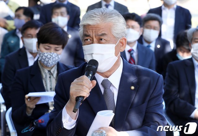 국회 문화체육관광위원회 소속 이상헌 더불어민주당 의원이 13일 오후 울산 울주군 반구대암각화에서 열린 국정감사 현장시찰에서 질의하고 있다. 2020.10.13/뉴스1 © News1