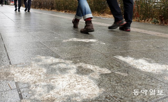21일 서울 중구 을지로의 한 인도에 지난번 살포한 염화칼슘이 남아있다. 홍진환 기자
