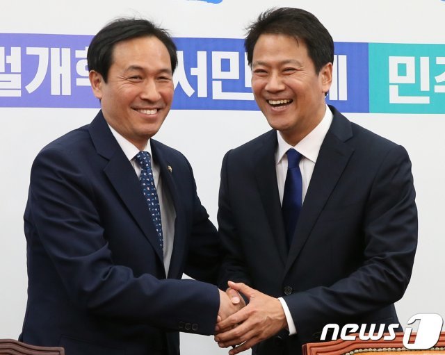우상호 더불어민주당 원내대표와 임종석 신임 대통령 비서실장이 11일 서울 여의도 국회 더불어민주당 원내대표실에서 회동을 하고 있다(본문과 관련없음). 2017.5.11/뉴스1 © News1