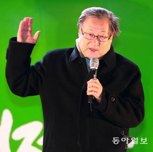 2012년 민주통합당 문재인 대선 후보의 유세 현장에서 문 후보 지지를 호소하는 정연주 전 KBS사장