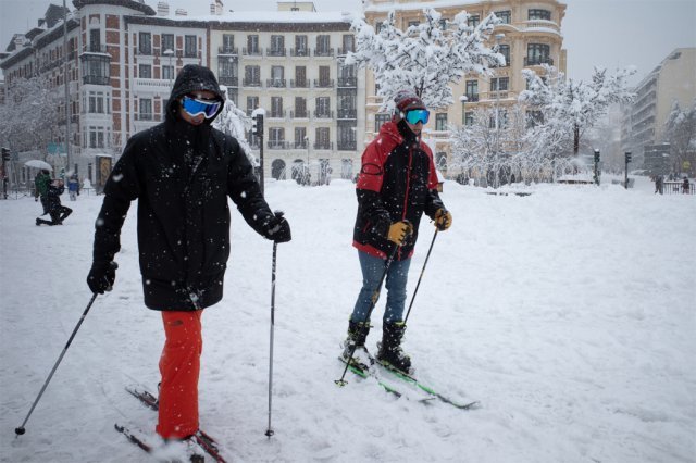 9일 폭설로 주요 교통이 마비된 스페인 수도 마드리드에서 고글을 쓴 시민들이 스키를 타고 출근하고 있다. 마드리드=신화 뉴시스