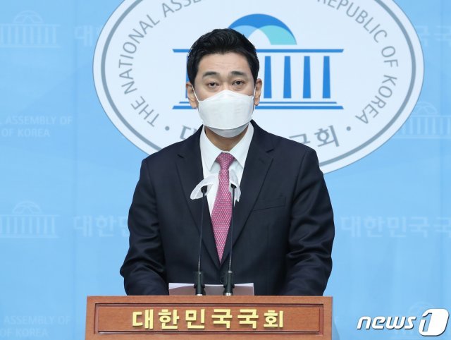 서울시장 보궐선거 출마선언을 오신환 국민의힘 전 의원이 21일 오전 서울 여의도 국회 소통관에서 무주택서민과 청년을 위한 주거사다리 ‘ 환매조건부 반반아파트’ 정책을 발표하고 있다. 2021.1.21/뉴스1 © News1