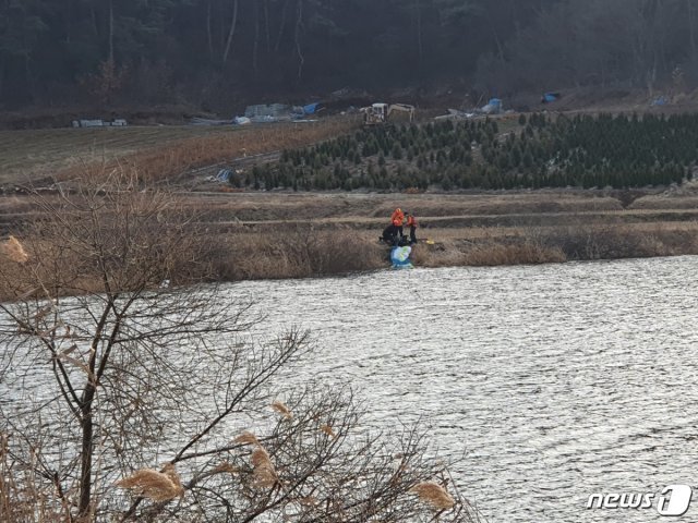 24일 119구조대가 패러글라이딩 추락자를 구조한 후 심폐소생술을 실시하고 있다.(서산소방서 제공) ©뉴스1