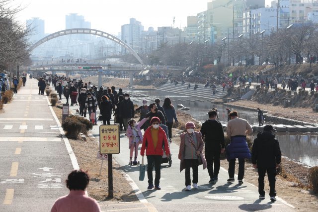 영상 12도를 육박하는 완연한 봄날씨를 보인 휴일인 24일 오후 서울 은평구 불광천변에 많은 시민들이 나와서 가볍게 운동을 하거나 산책을 즐기고 있다.