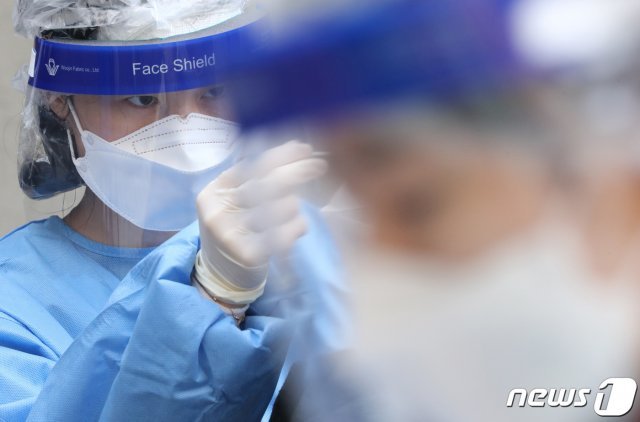대전 대덕보건소에 마련된 선별진료소에서 의료진이 검사를 하고 있다. 기사와 관계없음 /뉴스1 © News1