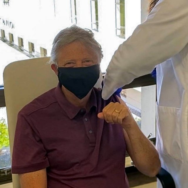 미국 마이크로소프트(MS) 창업자 빌 게이츠가 22일 트위터에 신종 코로나바이러스 감염증(코로나19) 백신을 맞는 모습을 공개했다. 그는“이번 주에 1차 접종을 마쳤다. 기분이 좋다”고 밝혔다. 사진 출처 트위터