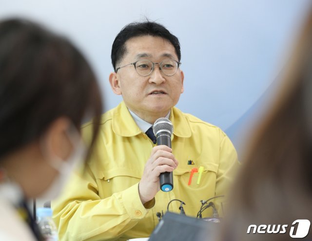 차규근 법무부 출입국외국인정책본부 본부장은 김학의 전 법무부차관 출금금지가 ‘절차적 적법성을 위반했다’고 공직제보한 사람이 검찰관계자인 듯 하다며 ‘업무상 기밀유출’혐의로 고발을 검토 중이라고 했다. 또 검찰이 인지수사에 들어갈 가능성까지 열어 두었다. © News1