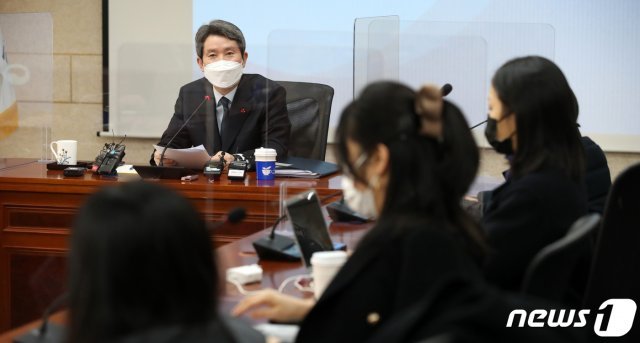 이인영 통일부 장관이 25일 서울 종로구 남북회담본부에서 출입기자단 간담회를 열고 모두발언을 하고 있다. 2021.1.25/뉴스1 © News1