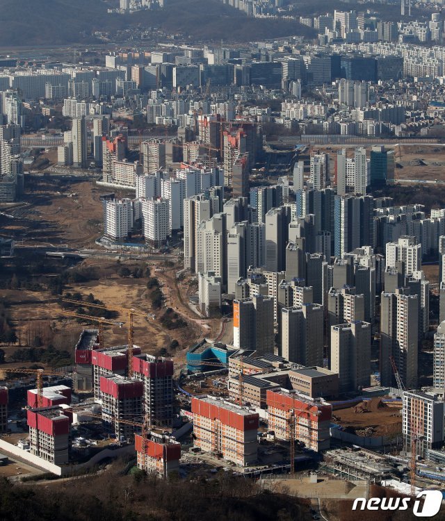 남한산성에서 바라본 수도권 아파트 단지의 모습. 2021.1.24/뉴스1 © News1