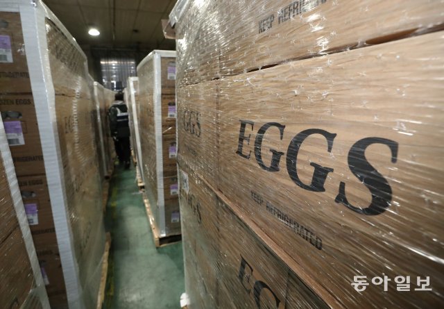 AI로 고공행진중인 달걀 가격을 안정시키기 위해 정부가 미국산 달걀 수입을 무관세로 허용했다. 25일 시카고-인천을 운행하는 아시아나 OZ241 편을 통해 인천국제공항에 도착한 달걀이 아시아나 화물터미널로 옮겨지고 있다.