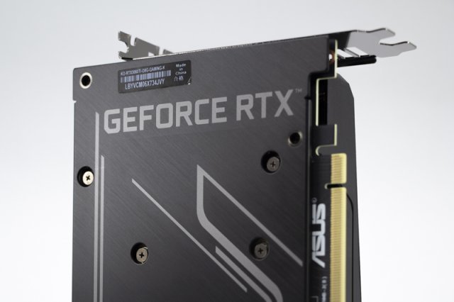 에이수스 KO 지포스 RTX 3060 Ti O8G 게이밍 OC D6 8GB 뒷면(백플레이트). 출처=IT동아