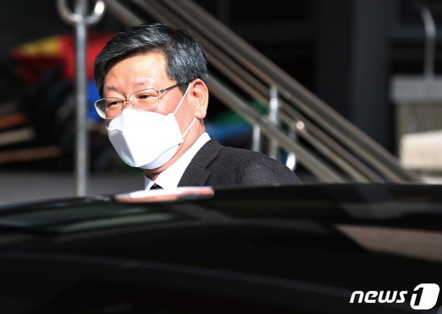 이용구 법무부 차관이 25일 경기도 과천시 정부과천청사 내 법무부를 나서고 있다. 2021.1.25/뉴스1 © News1