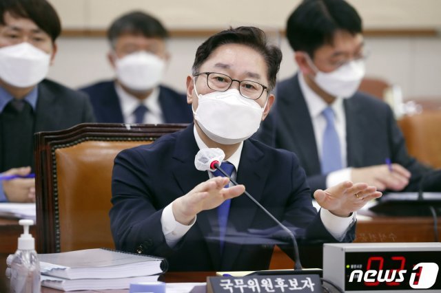박범계 법무장관 후보자가 25일 국회 법제사법위원회에서 열린 인사청문회에서 질의에 답변하고 있다.