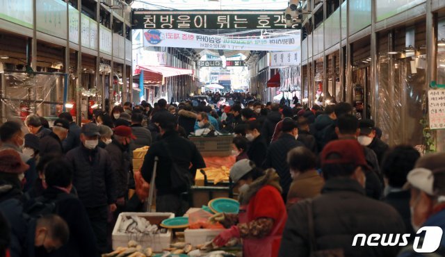 서울 동대문구 청량리 종합시장이 장을 보는 시민들로 북적이고 있다. 2021.1.24 © News1