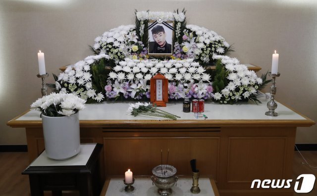 26일 래퍼 故 아이언(본명 정헌철) 빈소가 마련된 서울 중구 국립중앙의료원 장례식장에 고인의 영정이 놓여져 있다. © News1