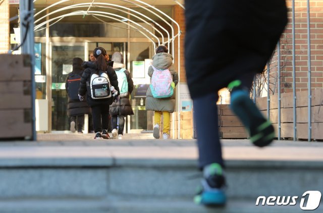 서울의 한 초등학교에서 학생들이 2020년 12월14일 2학기 마지막 등교를 하고 있다. 2020.12.14/뉴스1 © News1