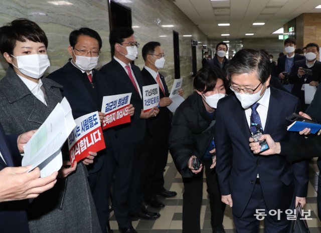 지난해 12월 23일 국회에서 변창흠 국토교통부 장관 후보자 인사청문회가 열렸다. 청문회장 앞에 국민의힘 의원들이 손 팻말을 들고 항의하는 가운데 변 후보자가 고개를 숙이며 지나가고있다. 김재명 기자 base@donga.com