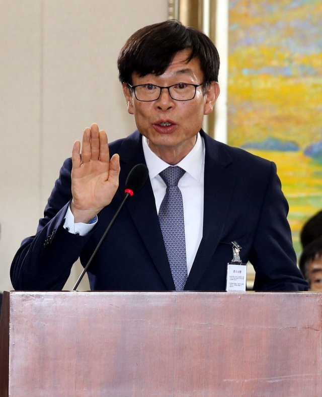 2017년 6월 2일 국회 정무위원회에서 열린 김상조 공정거래위원장 후보자의 인사청문회에서 김후보자가 선서를 하고 있다.