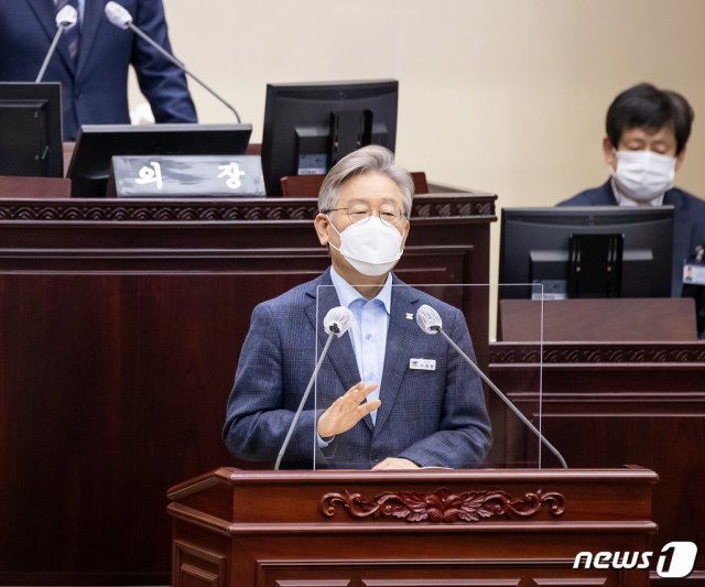 이재명 경기도지사가 지난 25일 열린 제349회 임시회 제1차 본회의에서 ‘2차 재난기본소득’이 담긴 추경예산안 제안설명을 하고 있다./© 뉴스1