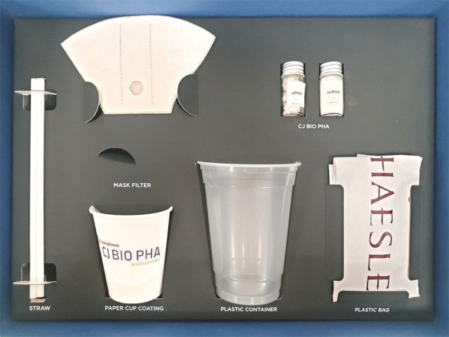 PHA를 활용해 빨대, 마스크 필터, 샘플, 비닐봉투, 플라스틱 컵, 종이컵 내부 코팅 등을 만들 수 있다(왼쪽부터 시계 방향). CJ제일제당 제공