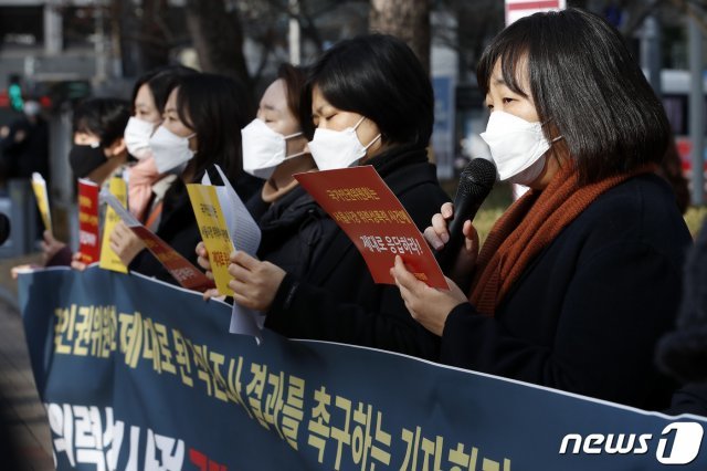 서울시장위력성폭력사건공동행동원들이 25일 오전 서울 중구 국가인권위원회 앞에서 ‘서울시장 위력성폭력 사건, 인권위는 정의로운 권고를’ 기자회견을 갖고 있다. © News1