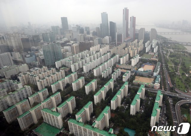 지난해 8월 서울 영등포구 여의도 일대 아파트. 2020.8.5/뉴스1 © News1