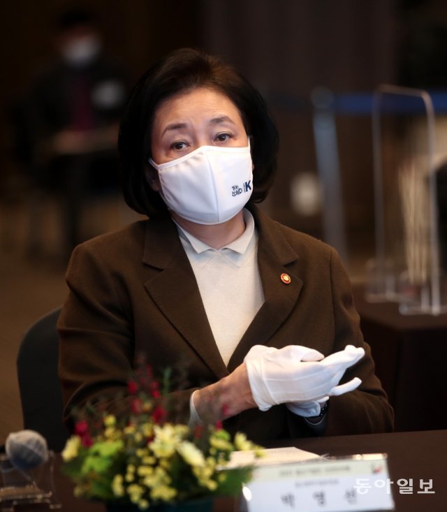 19일 오후 서울 여의도 중소기업중앙회에서 열린 중소기업인 신년 인사회에서 박영선 중소벤처기업부장관이 자리에 착석해 장갑을 끼고 있다. 장승윤 기자 tomato99@donga.com