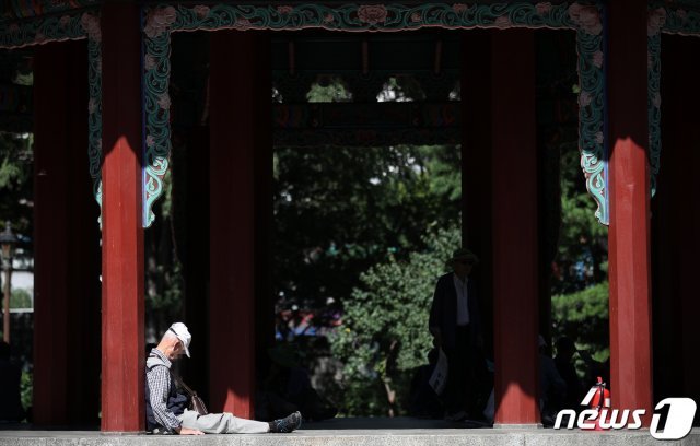 서울 종로구 탑골공원에서 휴식을 취하는 어르신들. 2019.9.18 © News1