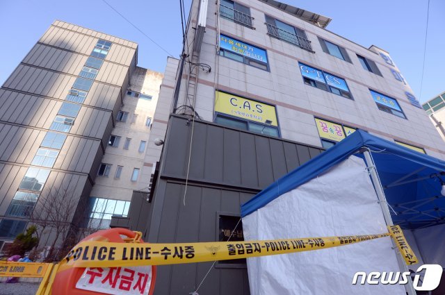 27일 오전 광주광역시 광산구 소재 TCS국제학교 앞에 출입을 통제하는 폴리스라인이 설치돼 있다. 광주시에 따르면 해당 TCS국제학교와 관련해 신종 코로나바이러스 감염증(코로나19) 확진자가 하루 사이 109명이 발생했다. 광주에서는 첫 세자리 수 확진이다.2021.1.27 /뉴스1 © News1