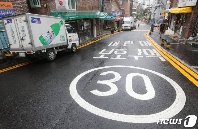 서울 종로구 한 초등학교 앞 도로에 차량들이 주차돼 있다.  2020.8.3  © News1