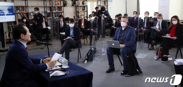 정세균 국무총리가 27일 서울 중구 프레스센터에서 열린 외신기자 정책토론회에서 모두발언을 하고 있다. 2021.1.27/뉴스1 © News1