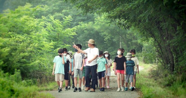 전남 강진군 옴천초등학교 학생들이 교사와 주변 숲에서 생태체험학습을 하고 있다. 옴천초는 3월 신학기에 서울에서 5명이 전학을 온다. 전남도교육청 제공