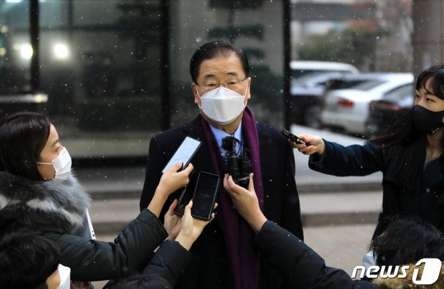 정의용 외교부 장관 후보자가 28일 오전 서울 종로구에 마련된 인사청문회 준비사무실로 출근하며 취재진의 질문에 답하고 있다. 2021.1.28/뉴스1 © News1