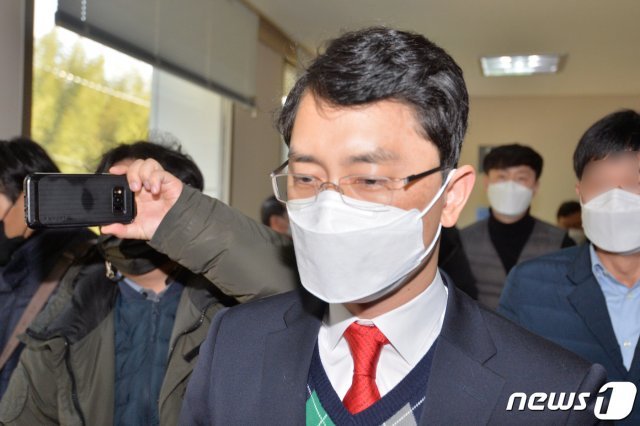 공직선거법위반혐으로 재판에 넘겨진 무소속 김병욱(포항남·울릉) 의원이 28일 대구지원지방법원 포항지원에서 열린 선고공판에서 당선 무효형인 150만원을 선고받은 후 법정을 나서고 있다. 김 의원은 공식 선거운동이 기간 중 정상적인 회계과정을 거치지 않고 지출한 혐의를 받고 있다. 김 의원 측은 “즉각 항소하겠다“고 밝혔다. 2021.1.28/뉴스1 © News1