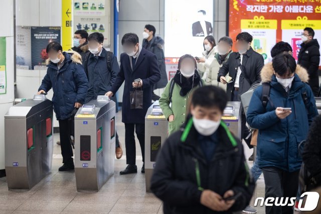 26일 서울 광화문역에서 마스크를 착용한 시민들이 출근길 발걸음을 재촉하고 있다. 2021.1.26 © News1