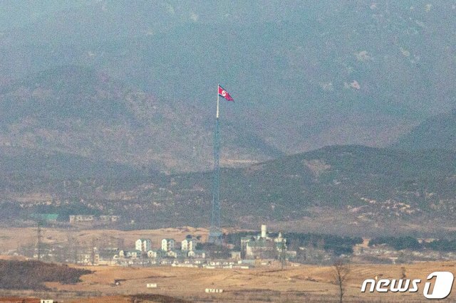 파주 접경지역에서 바라본 북한 기정동 마을에 인공기가 바람에 날리고 있다. 2021.1.3/뉴스1 © News1